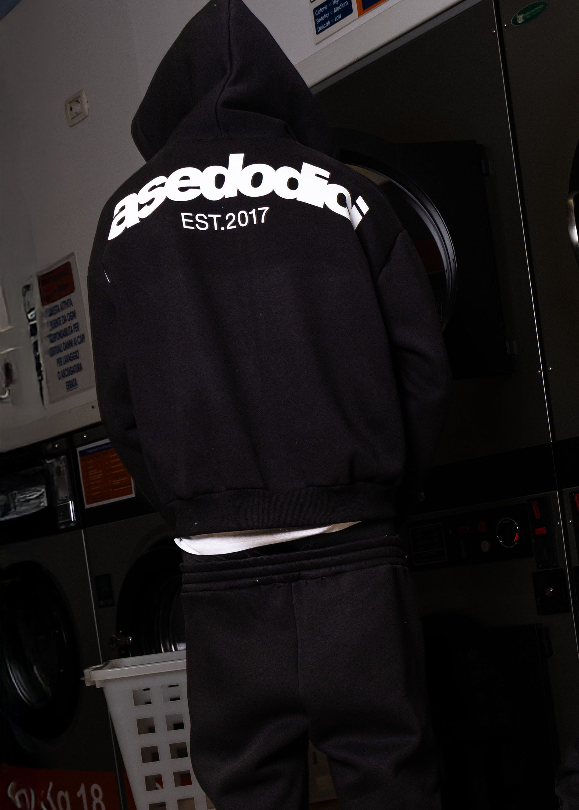 FULLZIP_COMFY_BACKLOGOBLACK_WHITE_0000_39.jpg