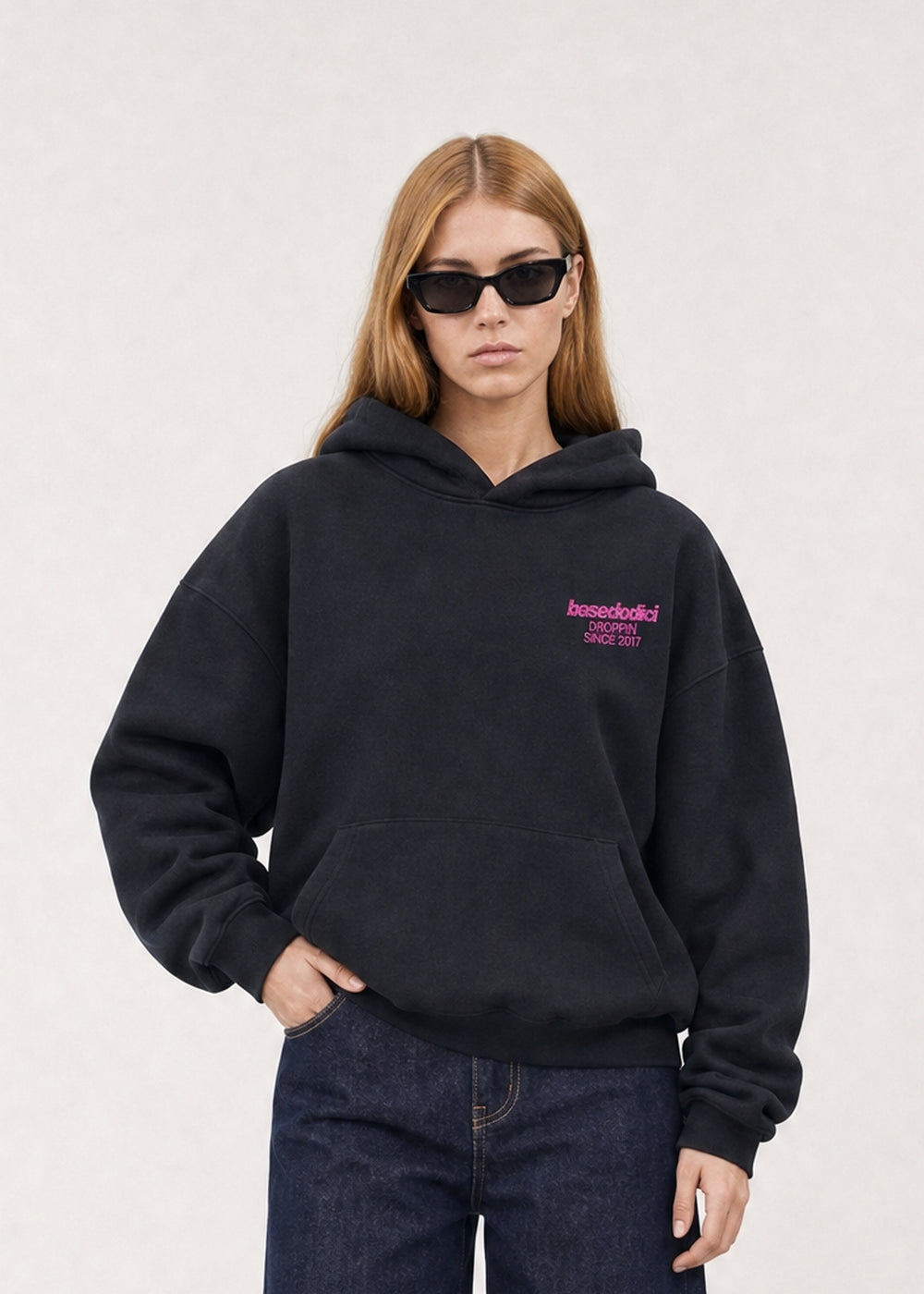 CROP_INDOSSATO-FRONT_HoodieVIRALEDITTiAmoVenerdiBlack-GlitterPink_Alessandra.jpg