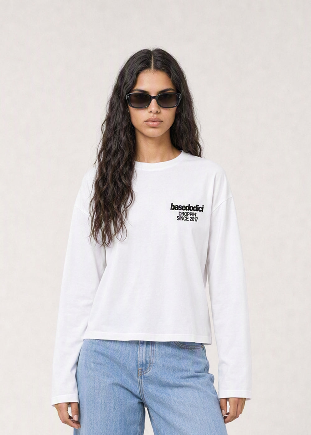 CROP_INDOSSATO-FRONT_LongsleeveVIRALEDITTiAmoVenerdiWhite-Black_Paula.jpg
