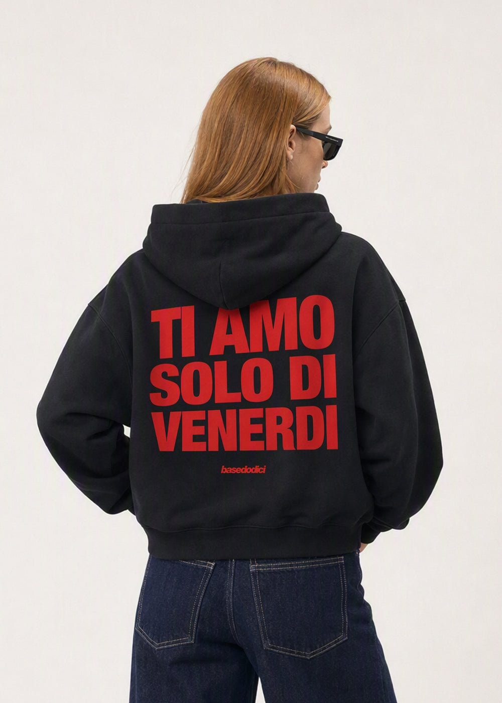 CROP_INDOSSATO_HoodieVIRALEDITTiAmoVenerdiBlack-Red_Alessandra.jpg