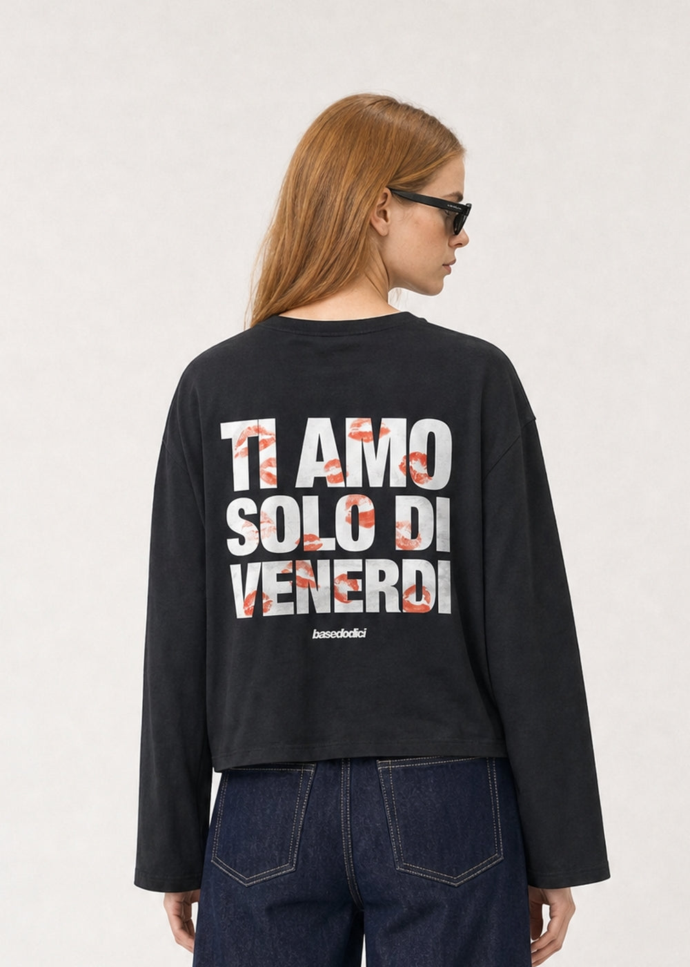 CROP_INDOSSATO_LongsleeveVIRALEDITTiAmoVenerdiBlack-Kiss_Alessandra.jpg