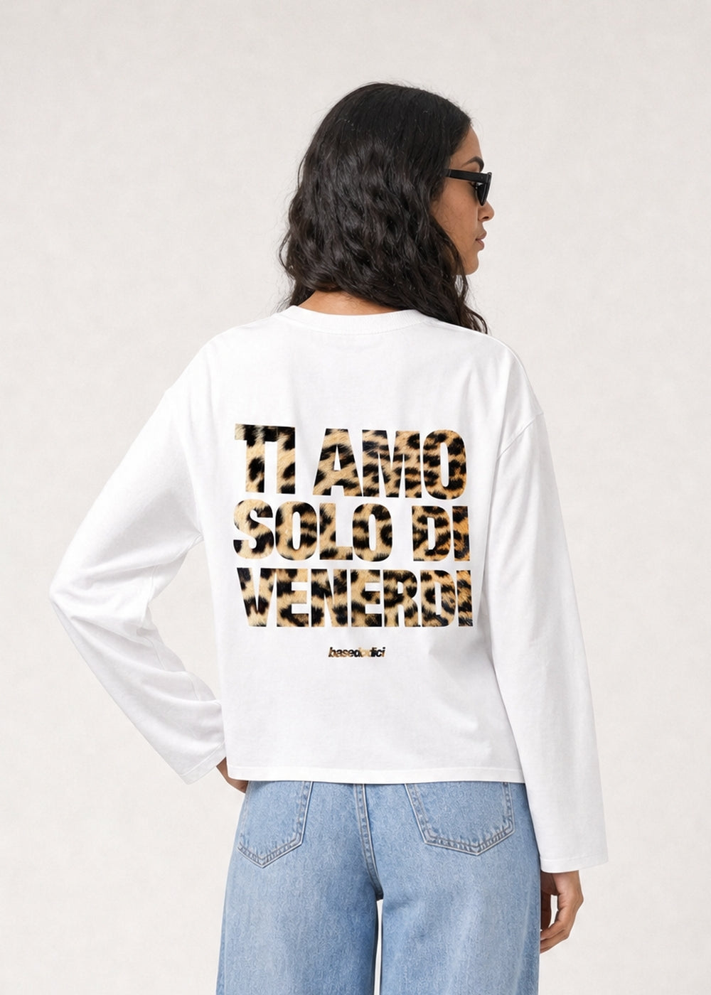 CROP_INDOSSATO_LongsleeveVIRALEDITTiAmoVenerdiWhite-Animalier_Paula.jpg