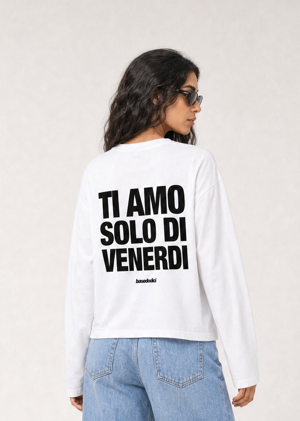 CROP_INDOSSATO_LongsleeveVIRALEDITTiAmoVenerdiWhite-Black_Paula.jpg