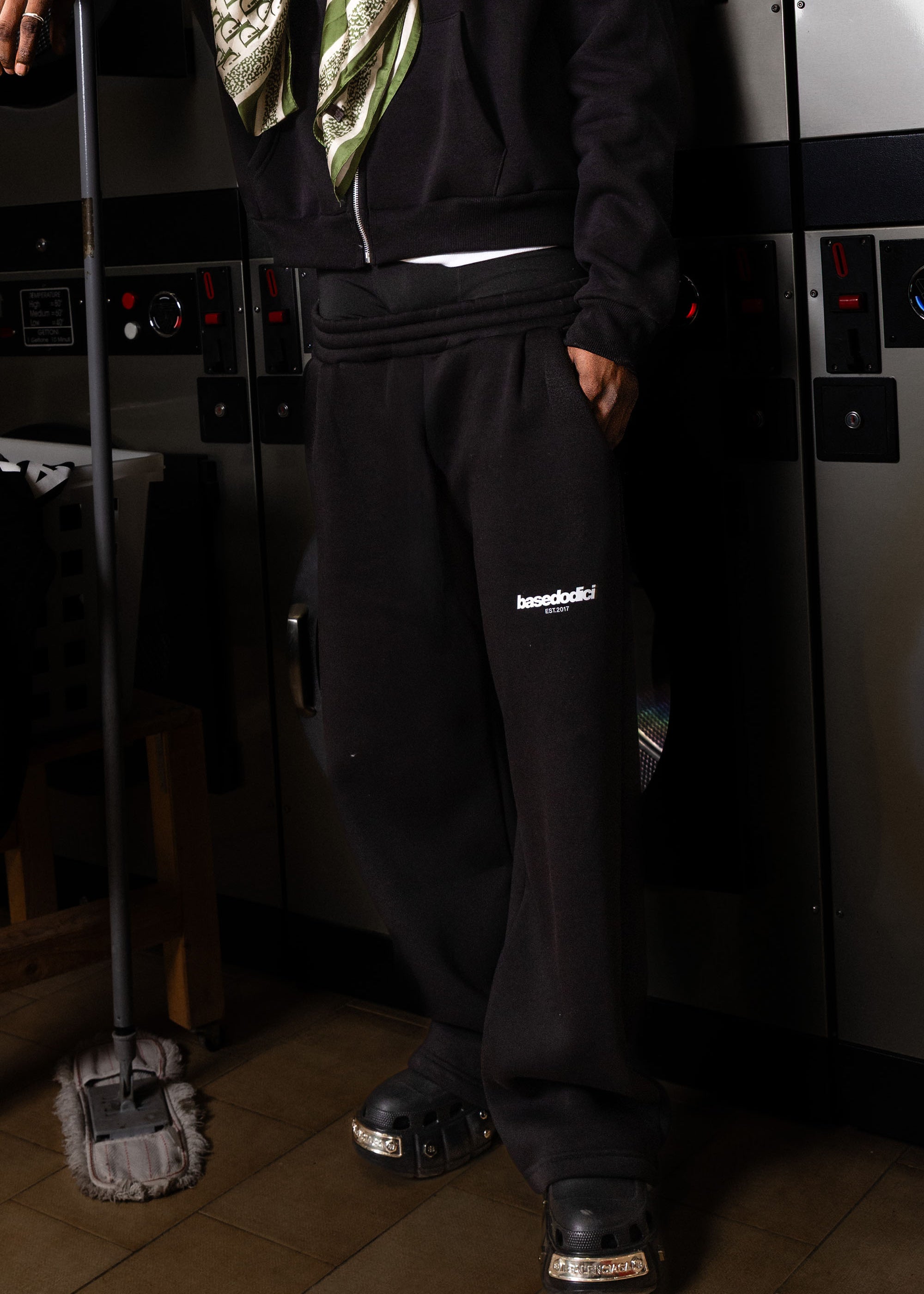 FLEECE_COMFY_FRONTLOGOBLACK_WHITE_0004_29copy.jpg