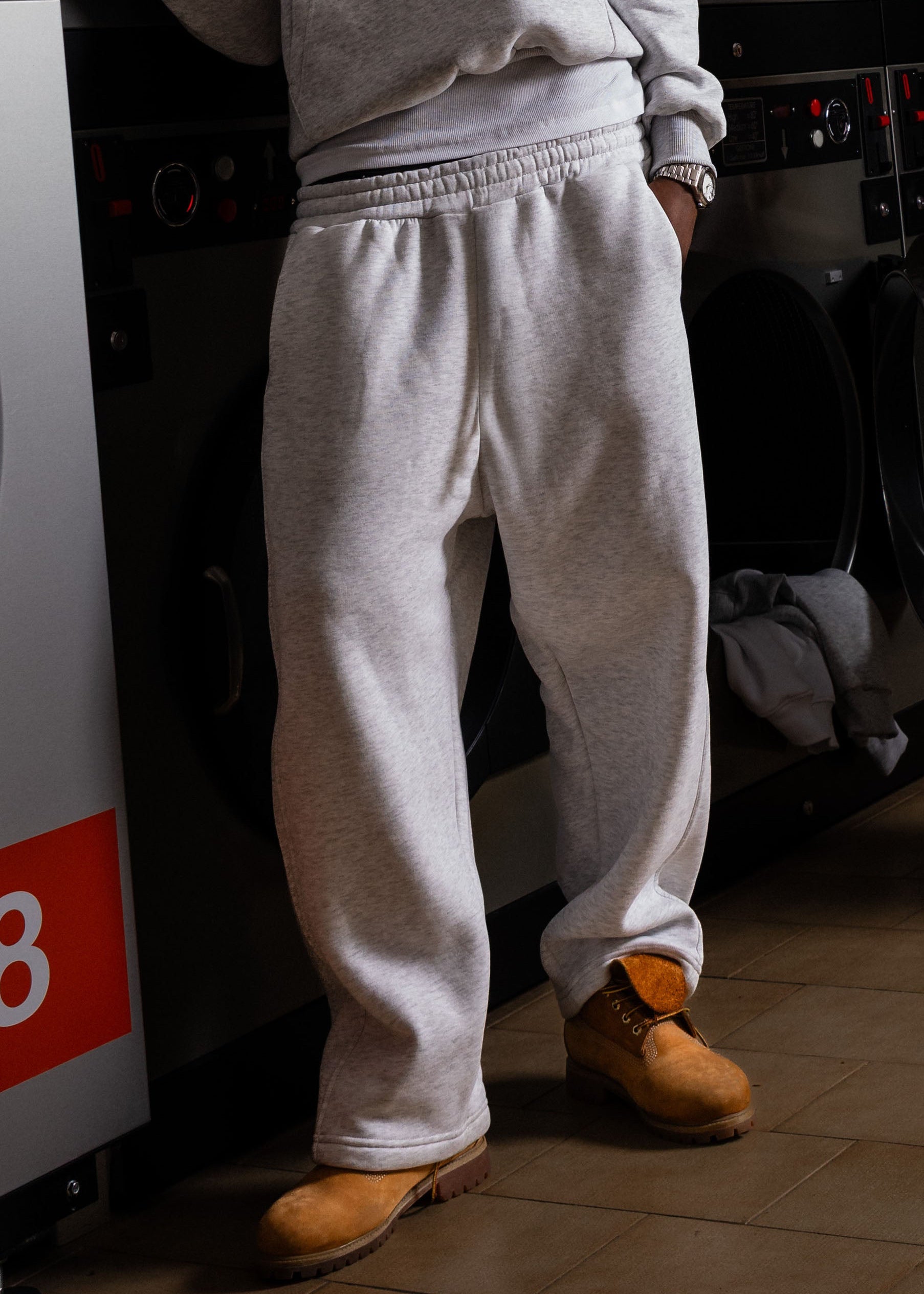 FLEECE_COMFY_VERTICALLOGOASHGREY_BLACK_0001_20.jpg