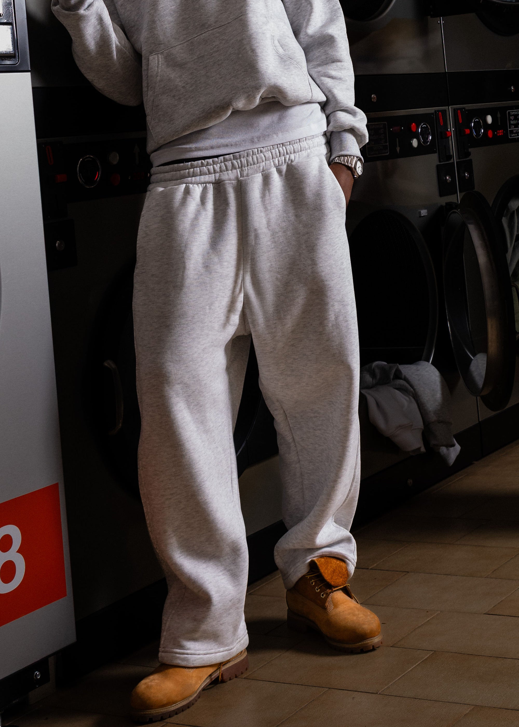 FLEECE_COMFY_VERTICALLOGOASHGREY_BLACK_0001_20.jpg