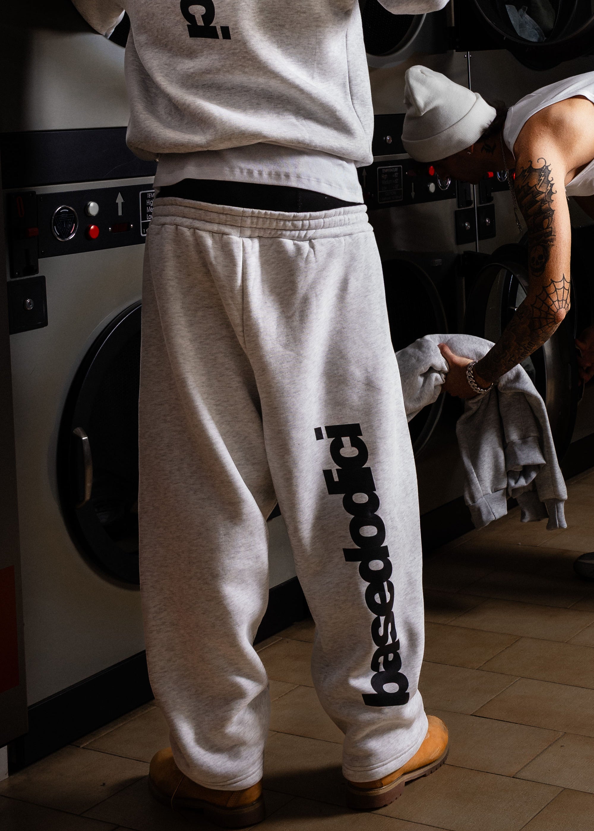 FLEECE_COMFY_VERTICALLOGOASHGREY_BLACK_0002_19.jpg