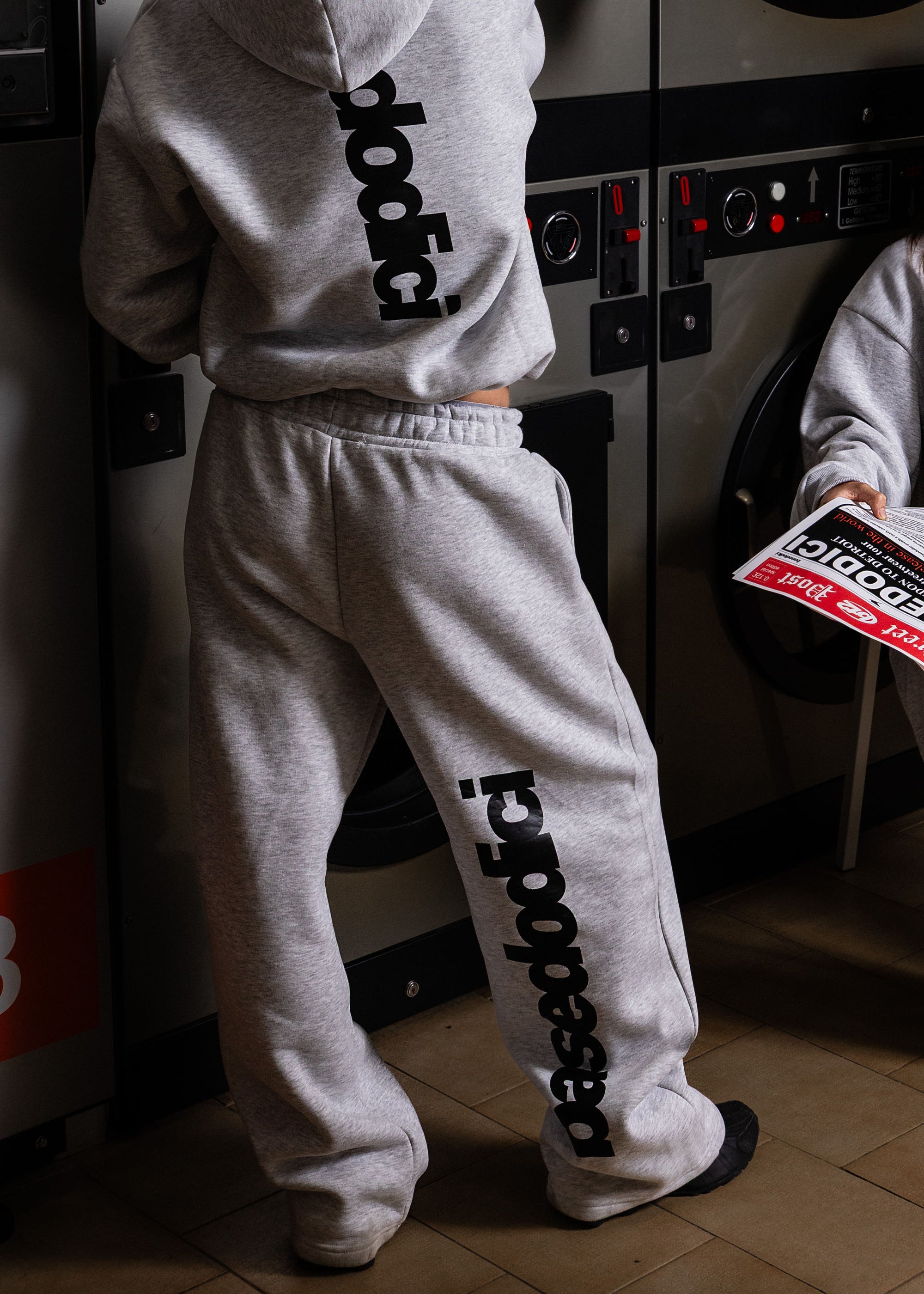 FLEECE_COMFY_VERTICALLOGOASHGREY_BLACK_0003_18copy.jpg