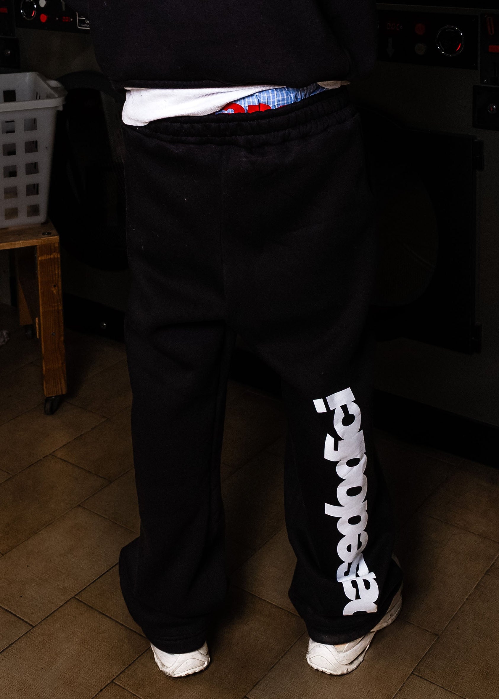 FLEECE_COMFY_VERTICALLOGOBLACK_WHITE_0000_40copy.jpg