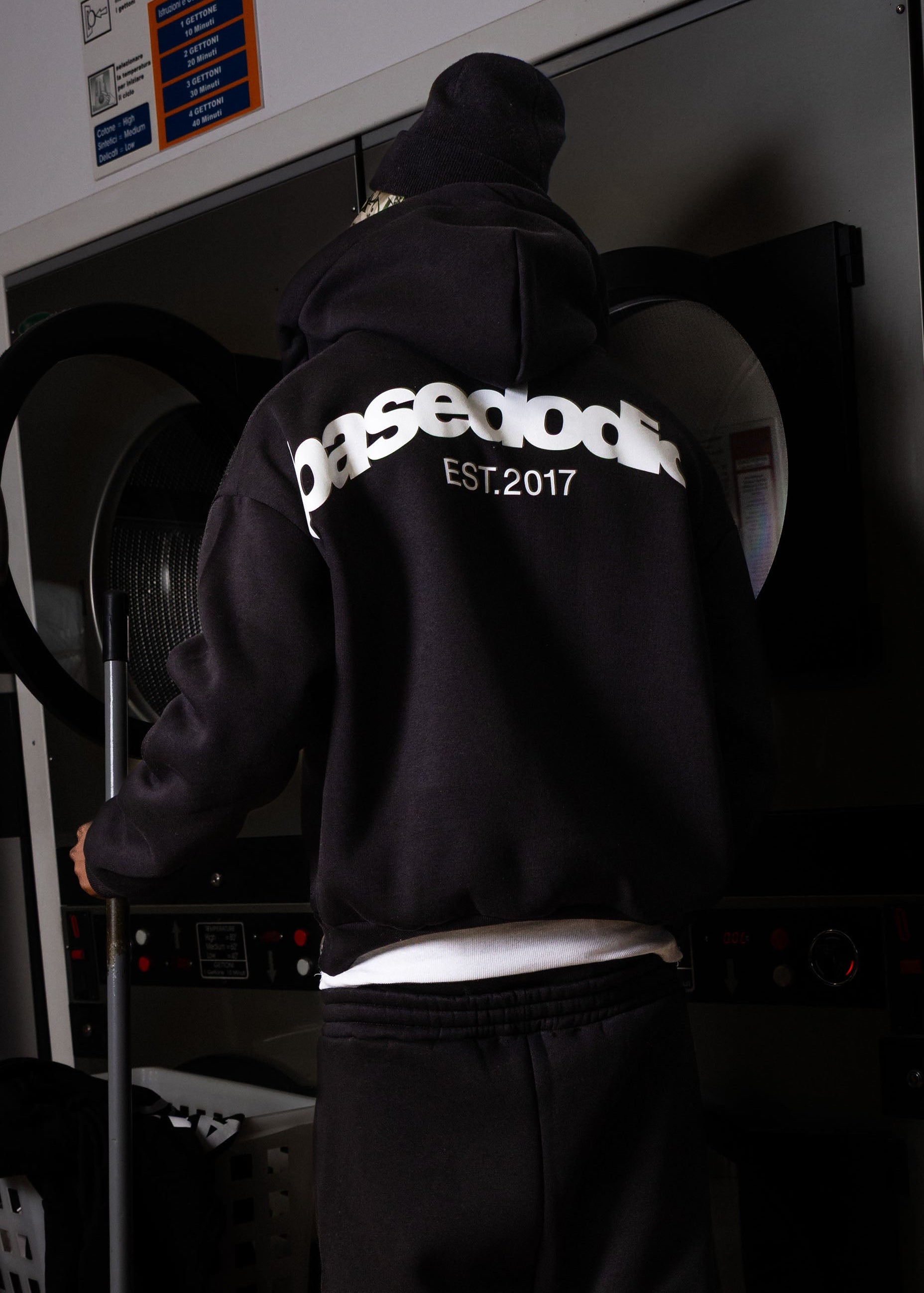 FULLZIP_COMFY_BACKLOGOBLACK_WHITE_0001_30copy.jpg