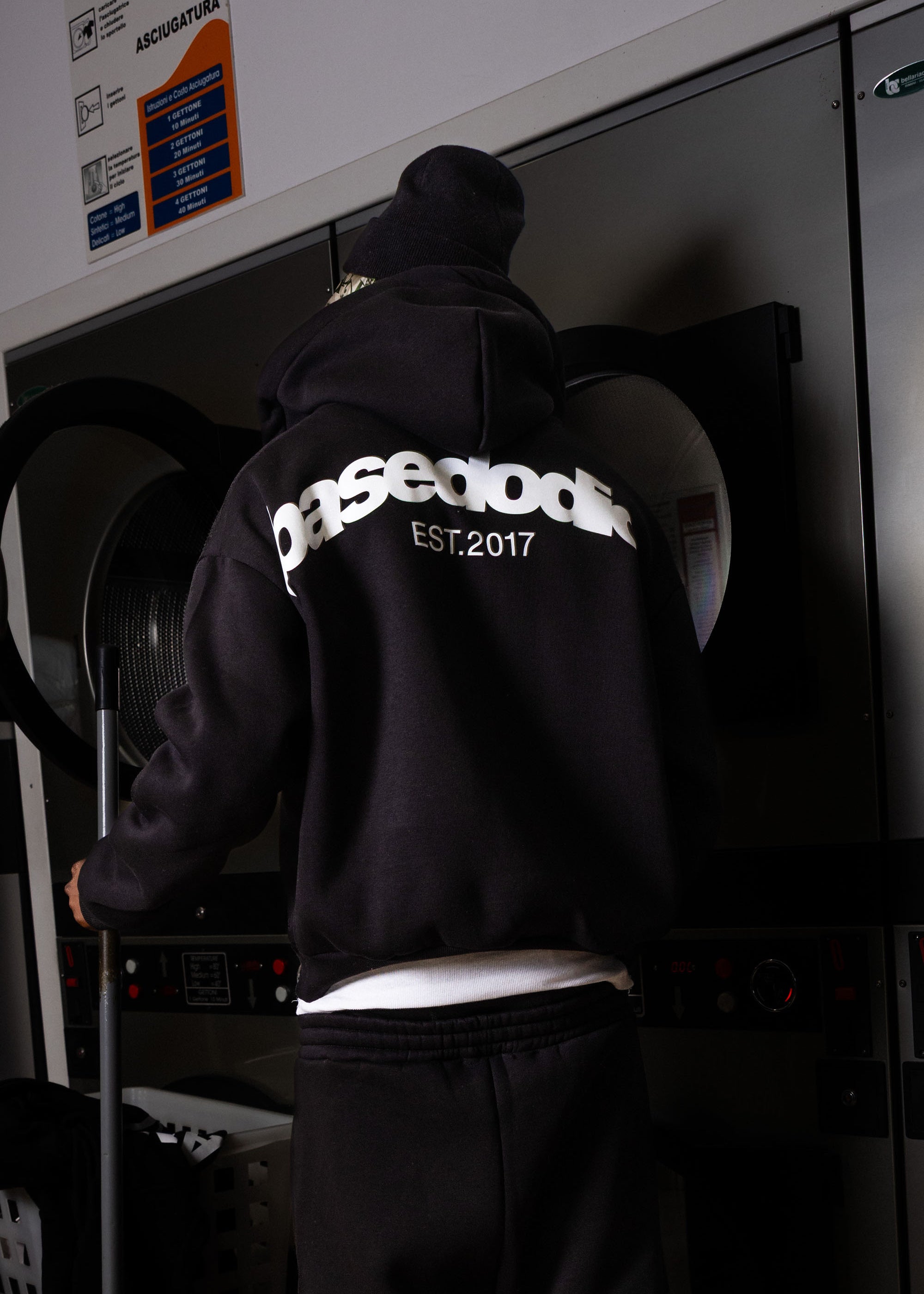 FULLZIP_COMFY_BACKLOGOBLACK_WHITE_0001_30copy.jpg