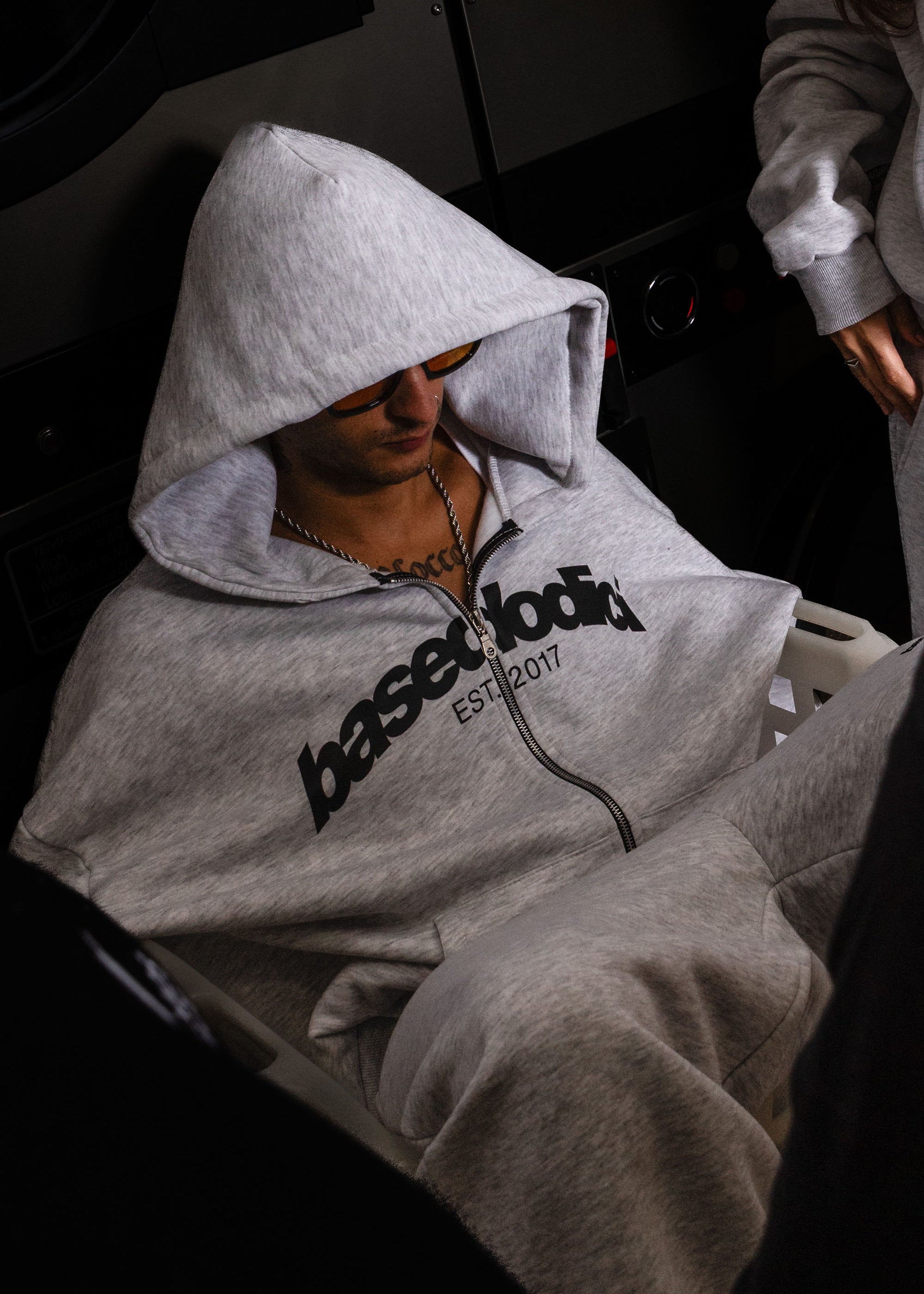 FULLZIP_COMFY_FRONTLOGOASHGREY_BLACK_0003_GenerativeFill.jpg