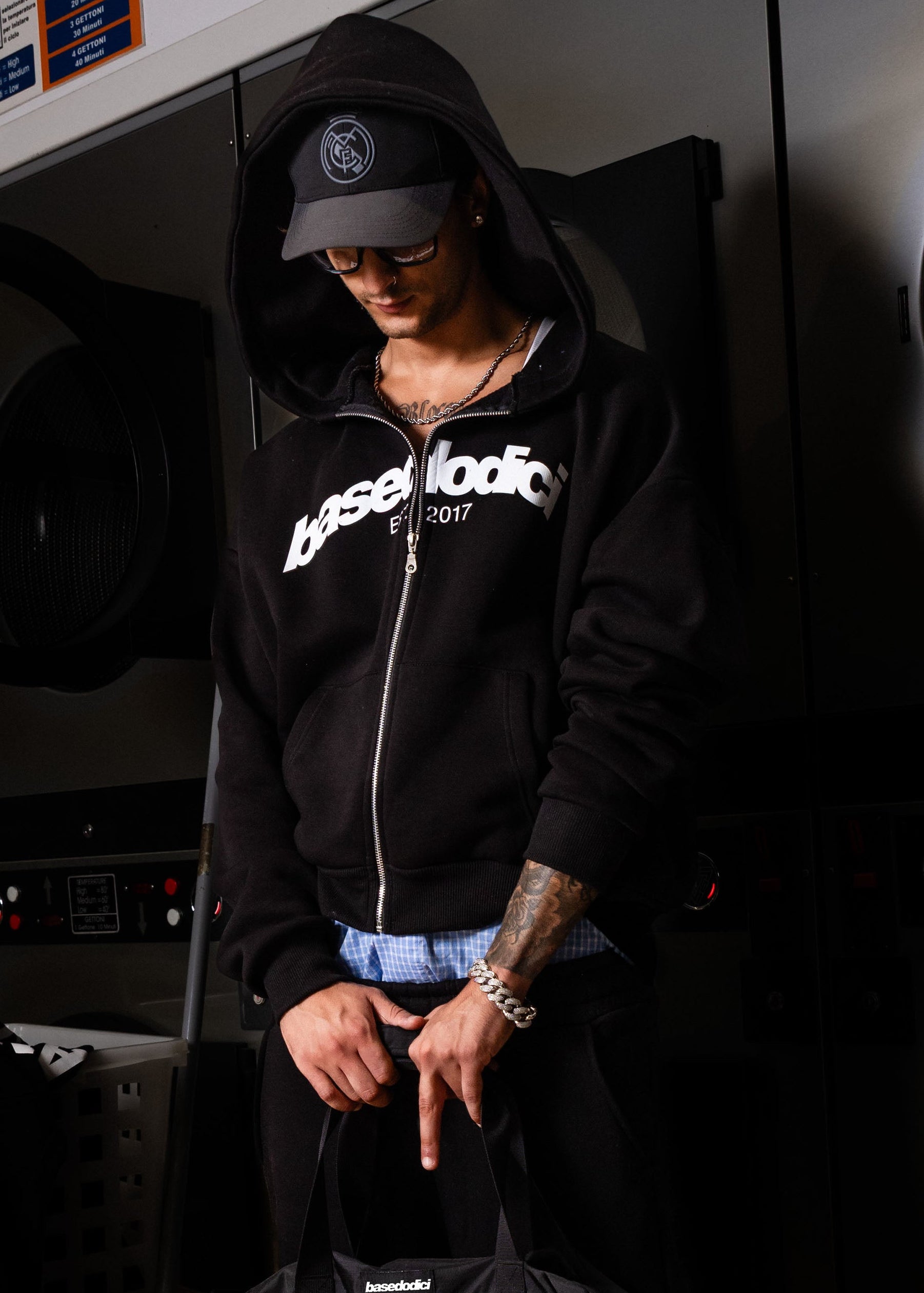 FULLZIP_COMFY_FRONTLOGOBLACK_WHITE_0000_51copy.jpg