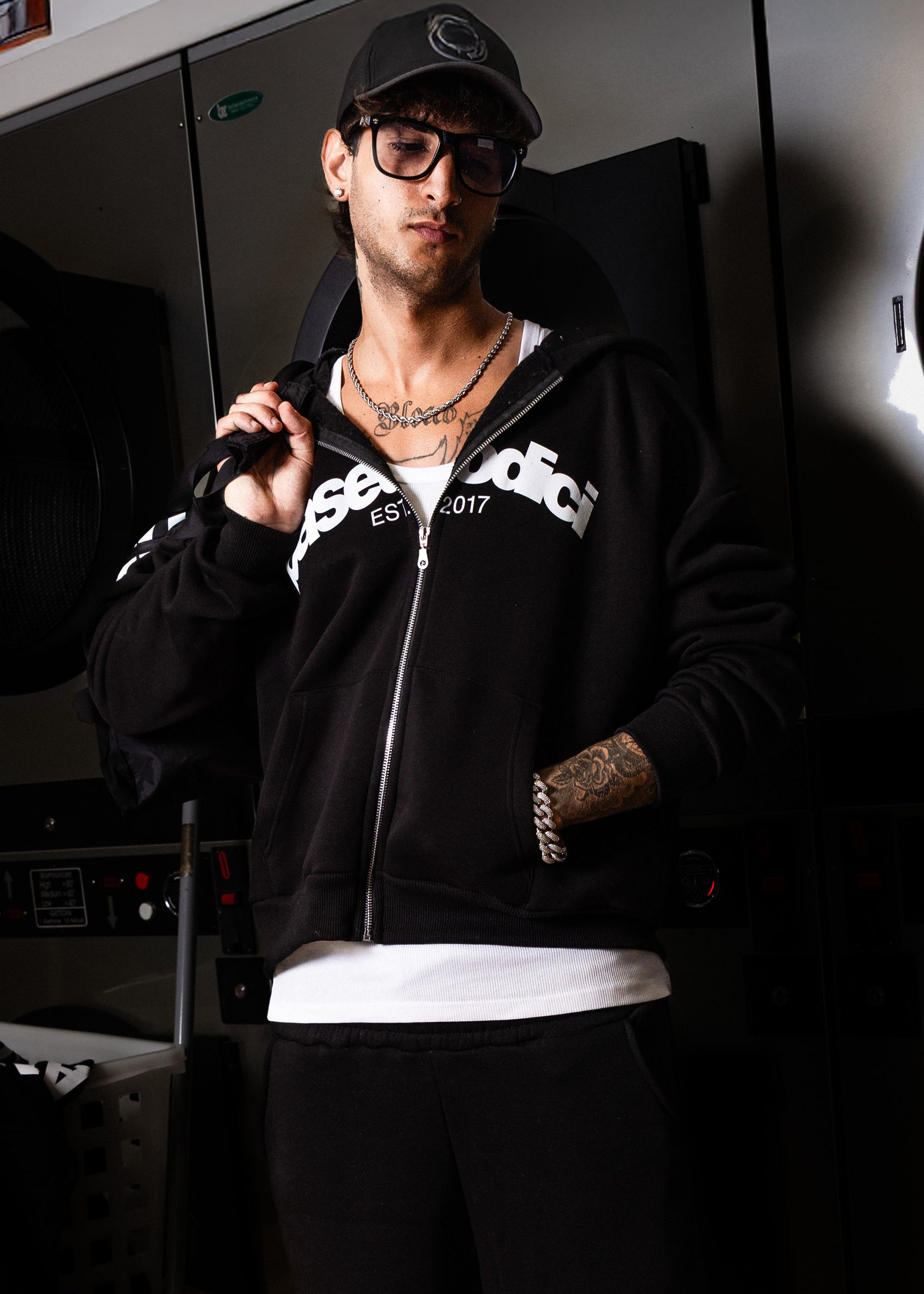 FULLZIP_COMFY_FRONTLOGOBLACK_WHITE_0002_31copy.jpg