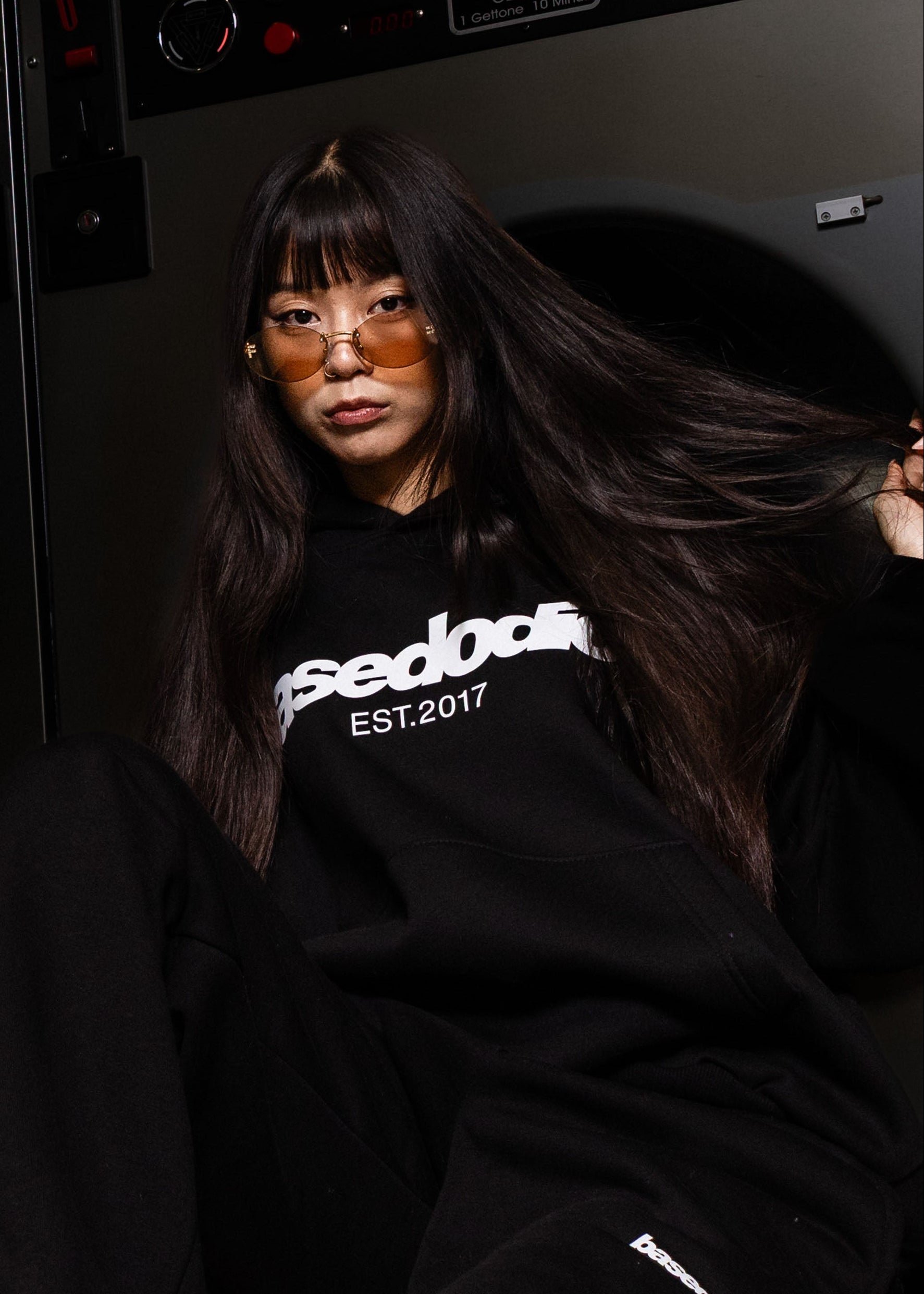 HOODIE_COMFY_FRONTLOGOBLACK_WHITE_0001_37copy.jpg