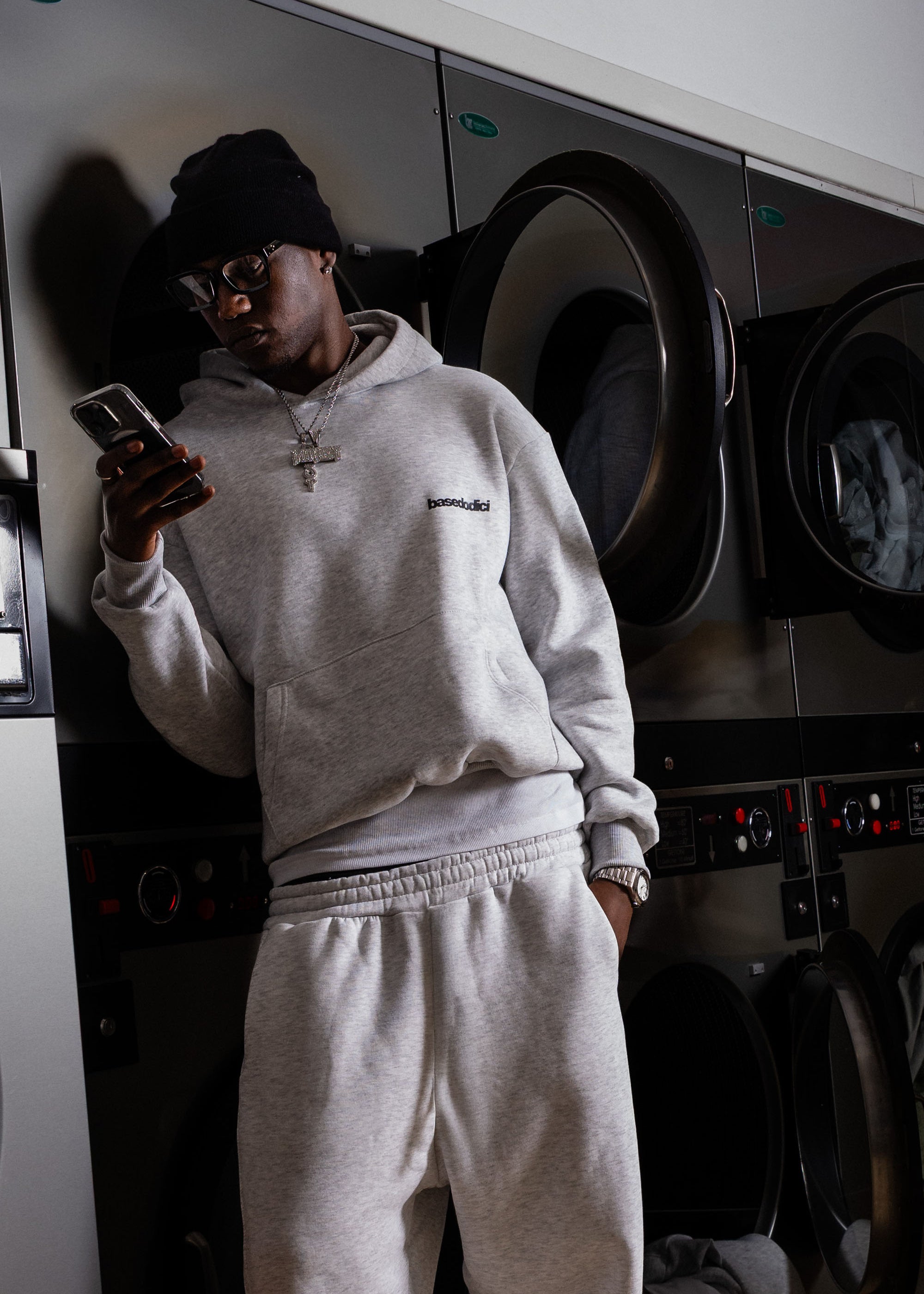 HOODIE_COMFY_VERTICALLOGOASHGREY_BLACK_0002_20.jpg
