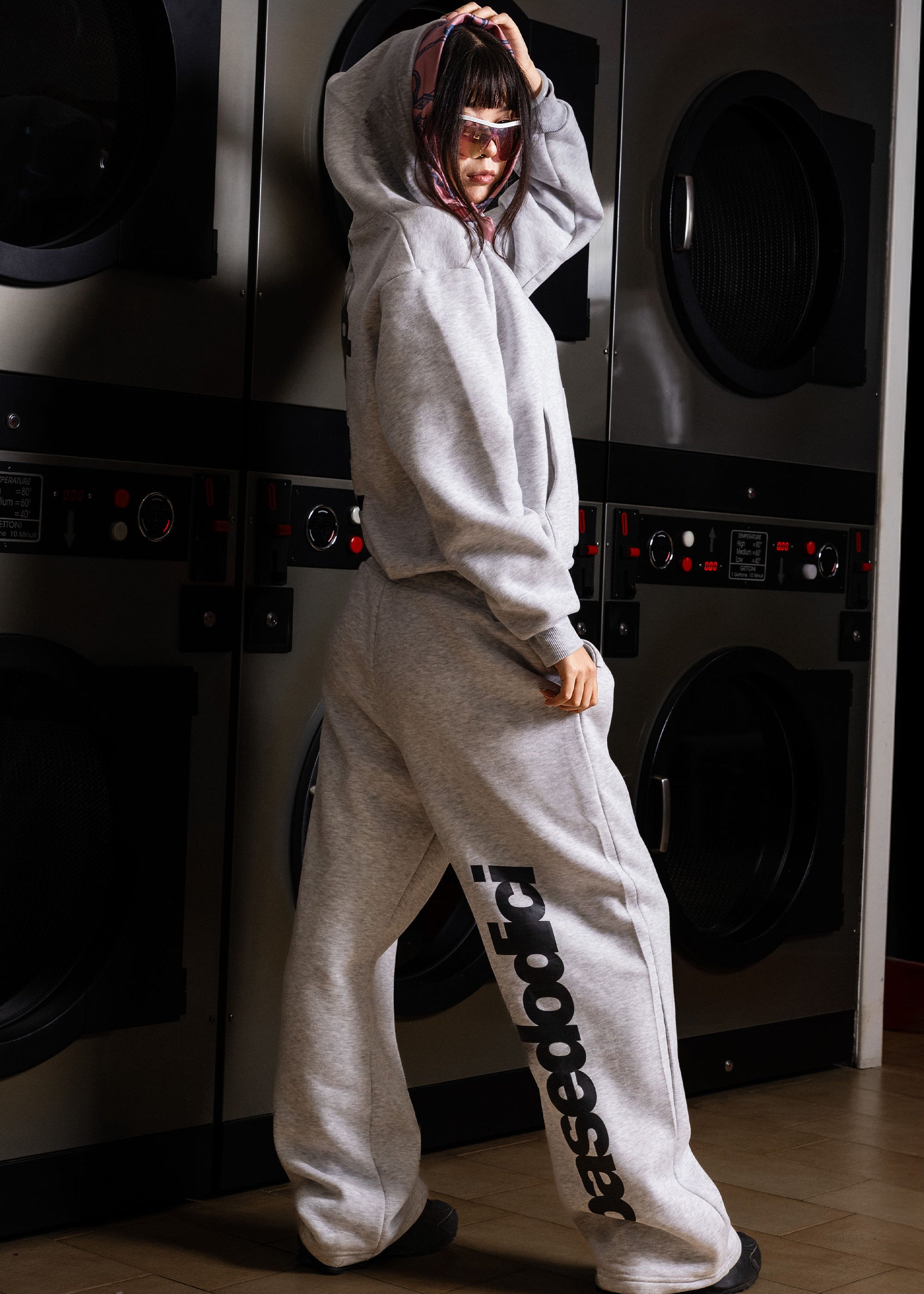 HOODIE_COMFY_VERTICALLOGOASHGREY_BLACK_0009_5.jpg