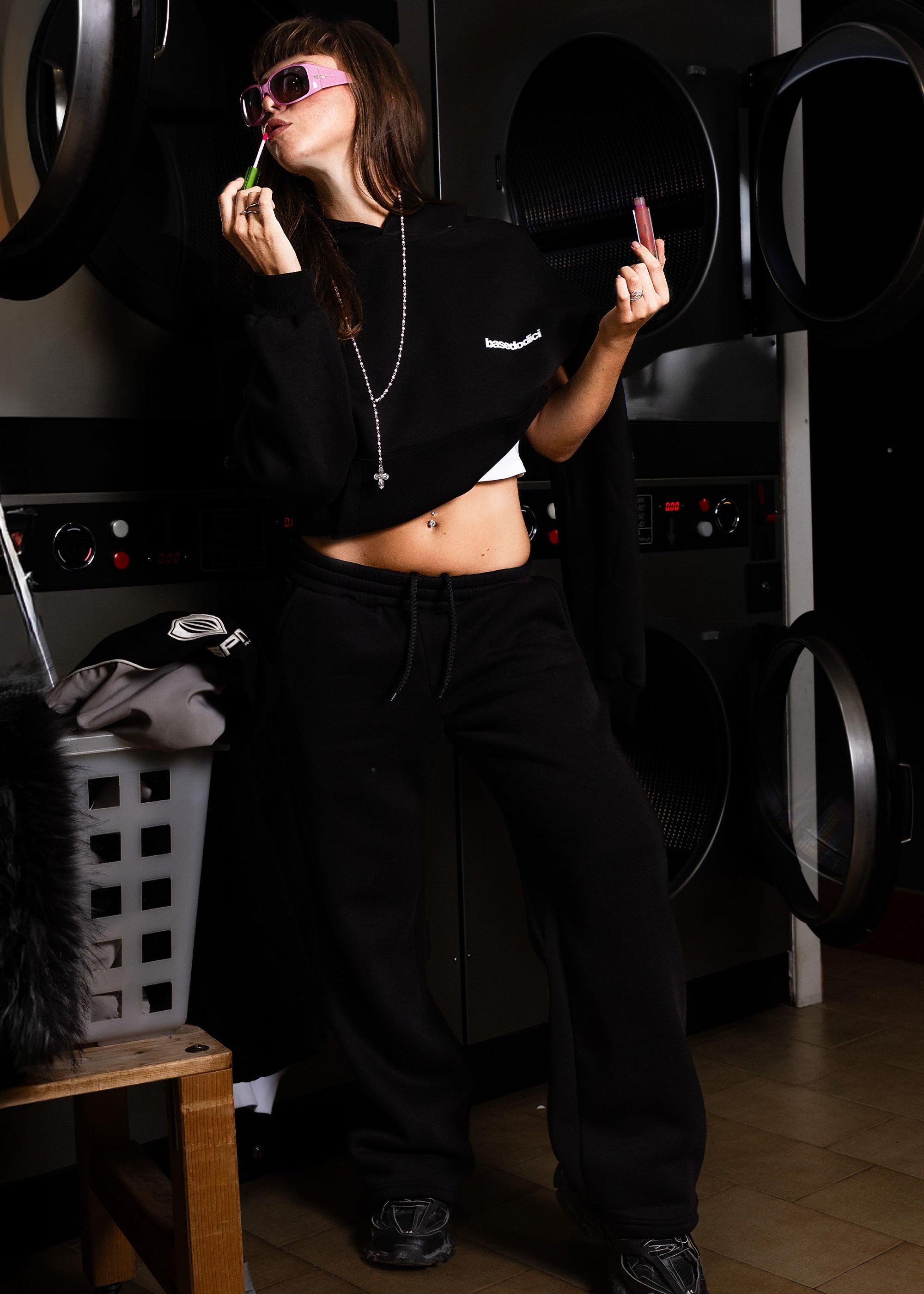 HOODIE_COMFY_VERTICALLOGOBLACK_WHITE_0002_33.jpg