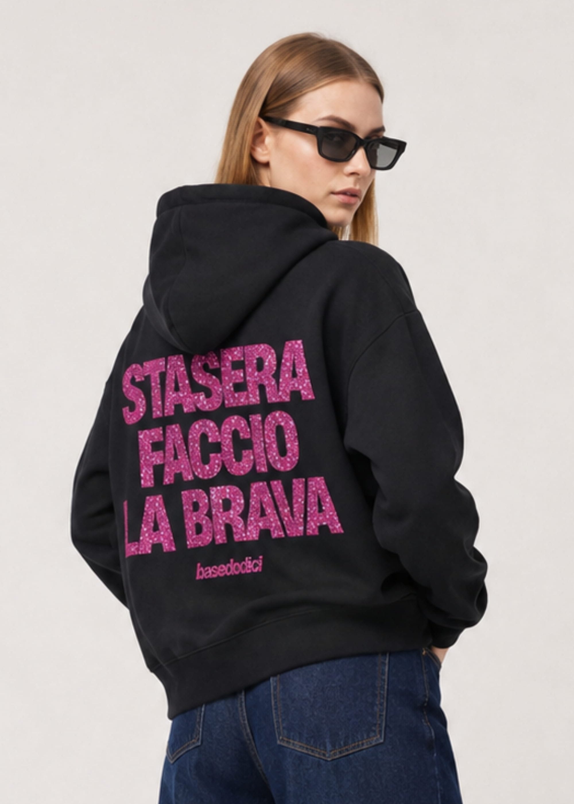 Hoodie_VIRALEDIT_FaccioLaBravaBlack_GlitterPink_Alessandra_back_crop.jpg