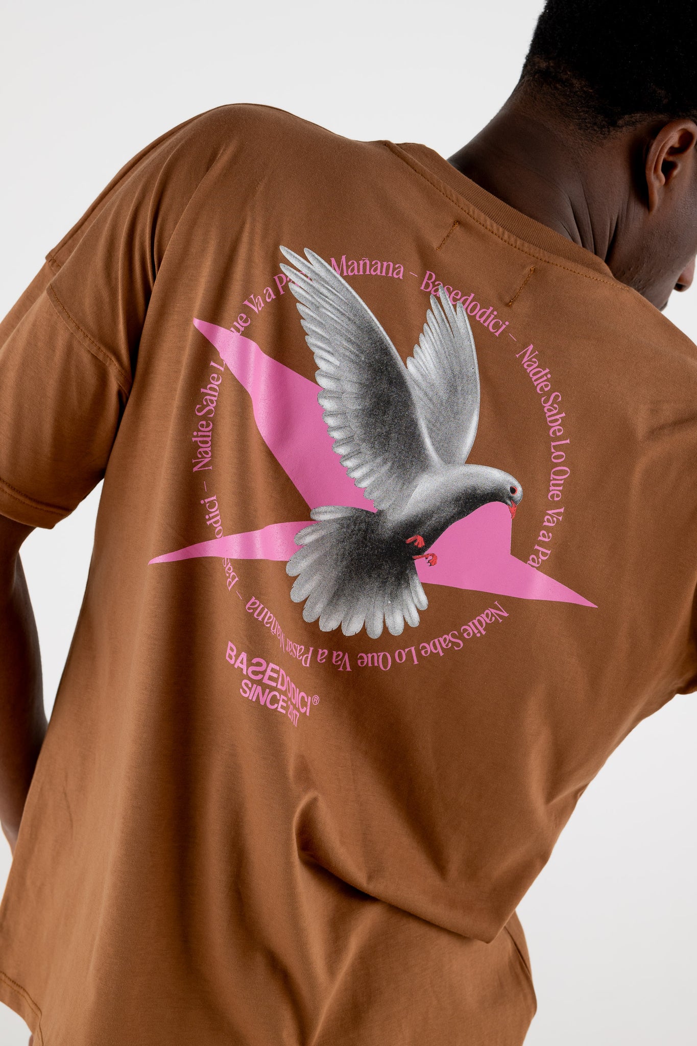 T-Shirt Over “RESORT” Dove Brown