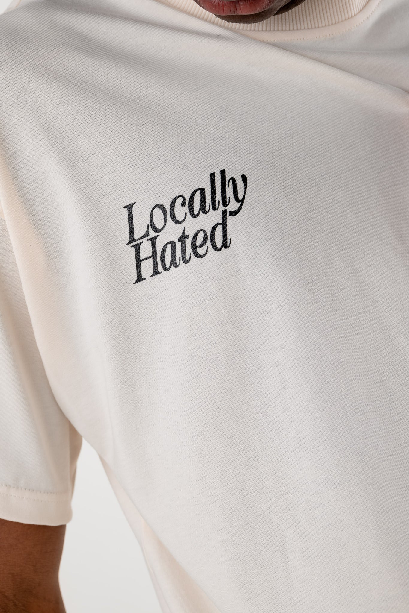 T-Shirt Boxy “RESORT” Locally Hated Cream