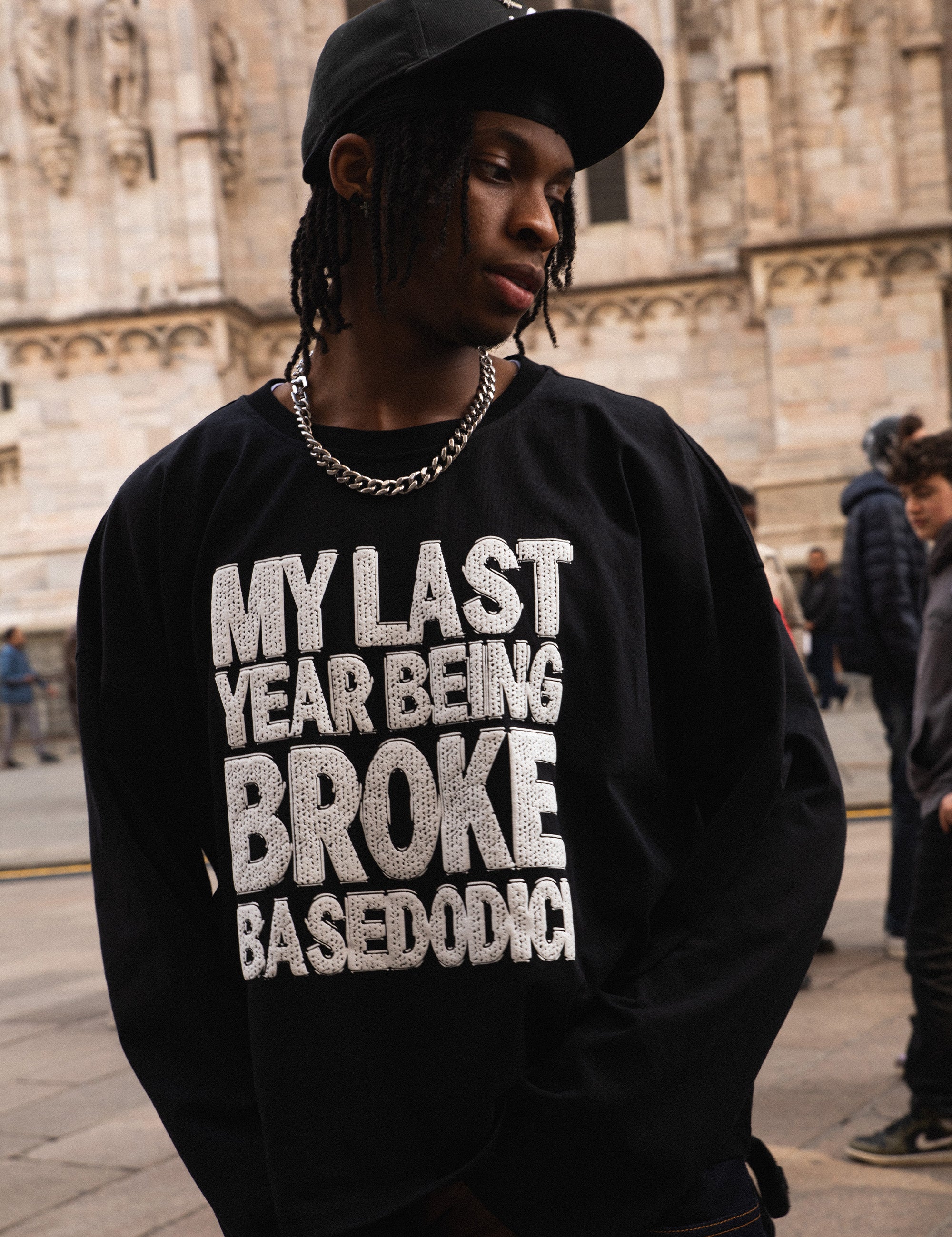 LONGSLEEVEBROKEBLACK_creative_web_0002_11.jpg