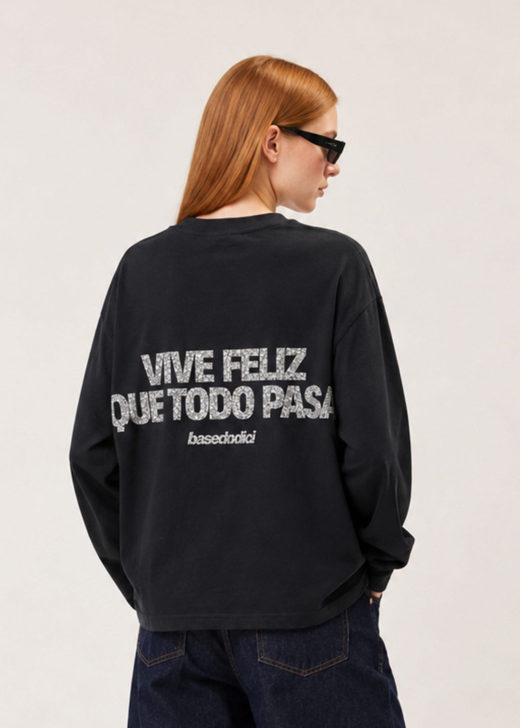 Longsleeve_VIRALEDIT_ViveFelizBlack_Glitter_Alessandra_back_Crop.jpg