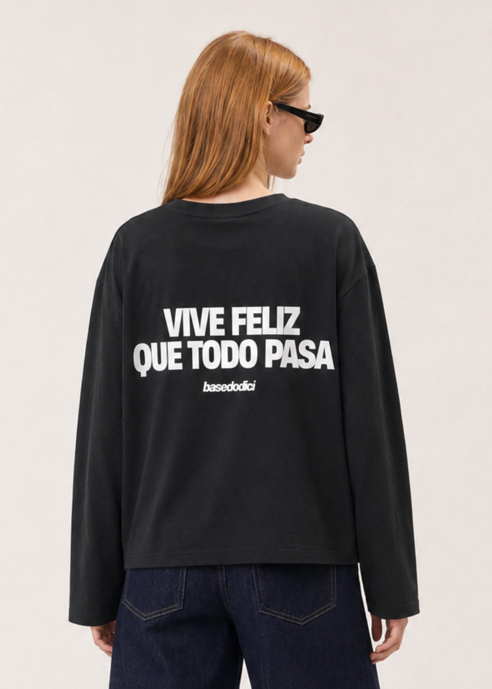 Longsleeve_VIRALEDIT_ViveFelizBlack_White_Alessandra_bac_crop.jpg
