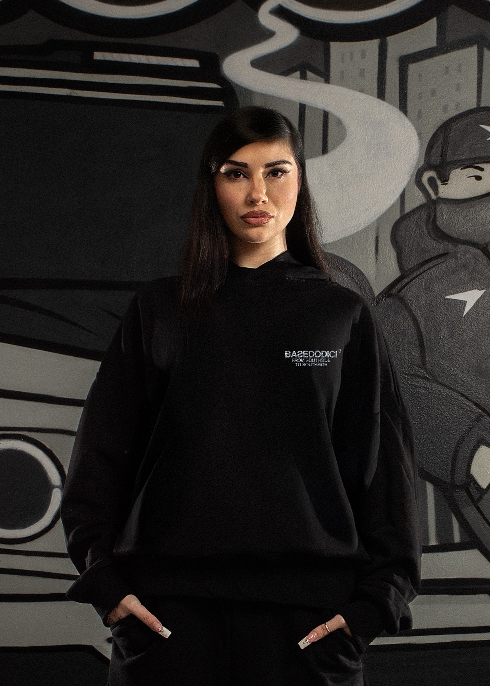 OPTIM__0000s_0002_HOODIE_AMMO_BLACK_STRASS_WOMAN_FRONT_copy.jpg