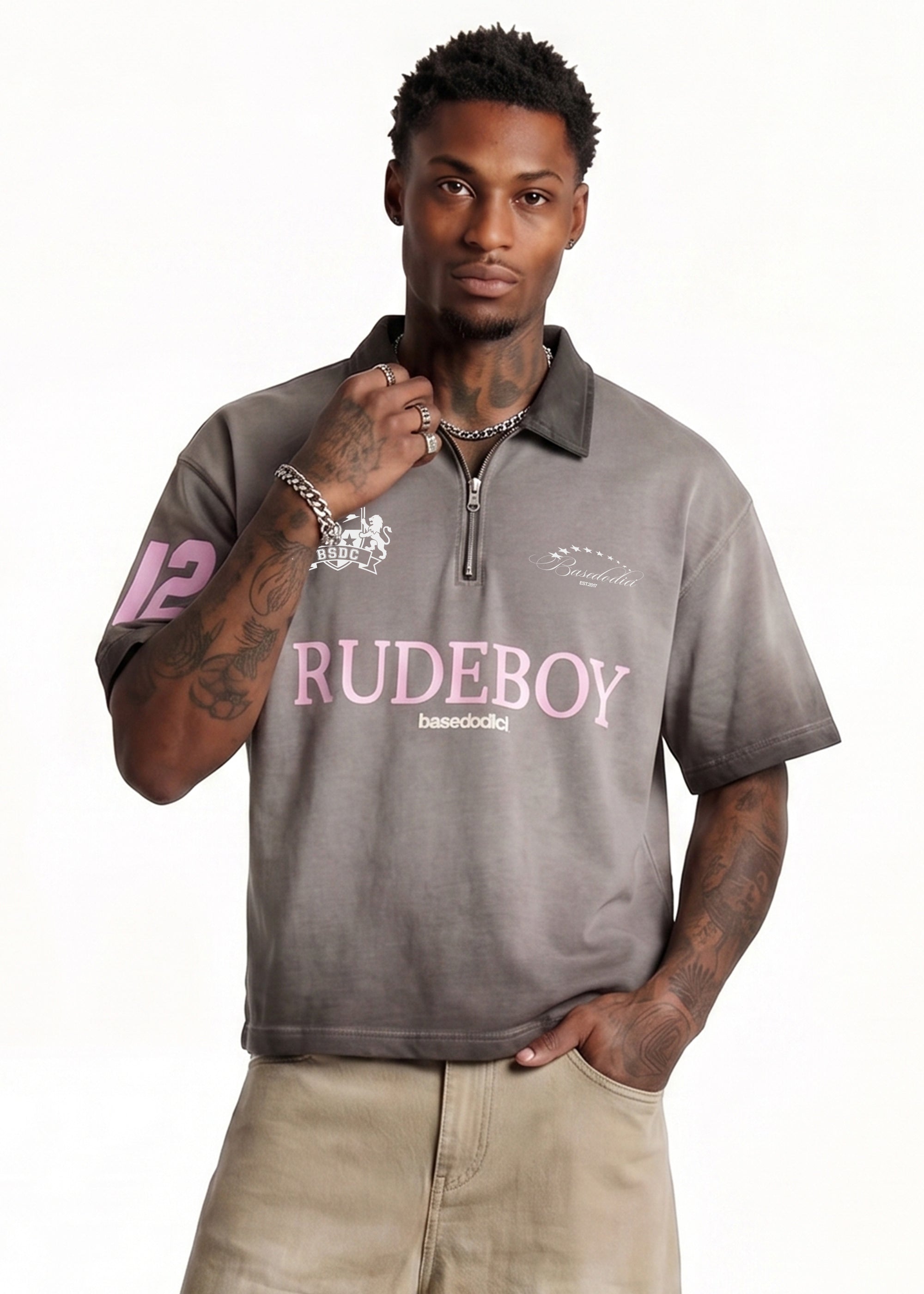 POLO_BROWN_0000_RUDEBOY_UNIVERSITY_LOGO_bianco.jpg