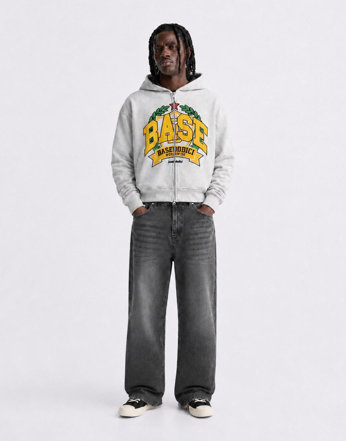 BAS logo Pants Dark Grey indossato