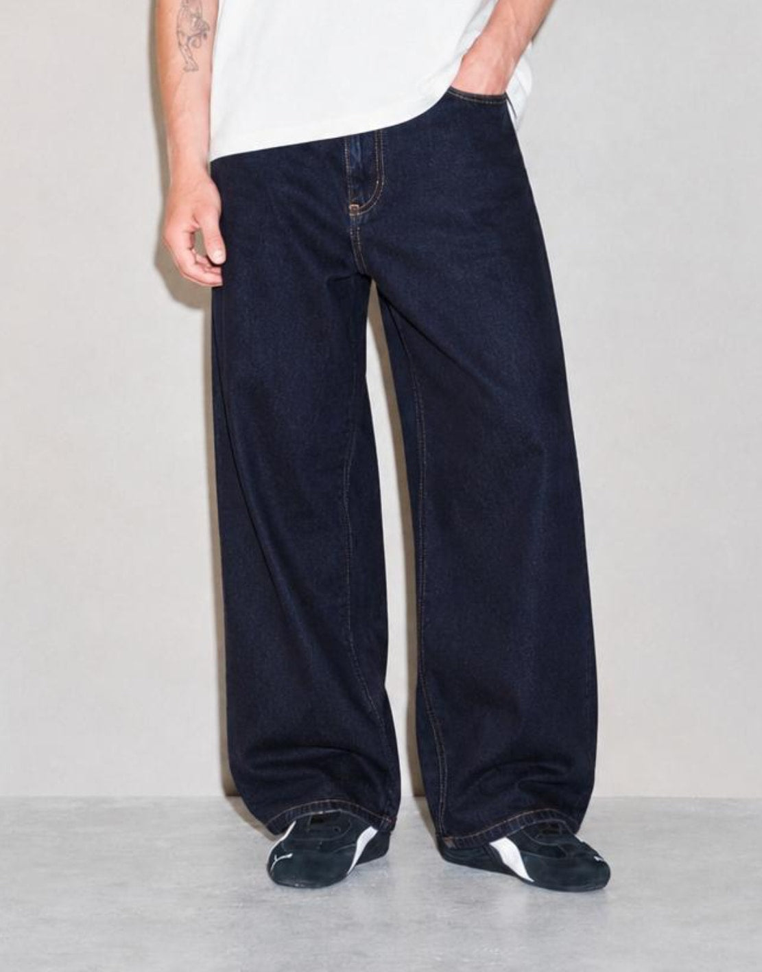 BAS logo Pants Raw indossato dettaglio